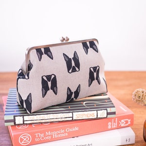 Cartera de mano con forma de perro, cartera con marco de metal plateado, regalo para amantes de los perros, bolso Boston Terrier, bolso de noche, regalos para ella imagen 2