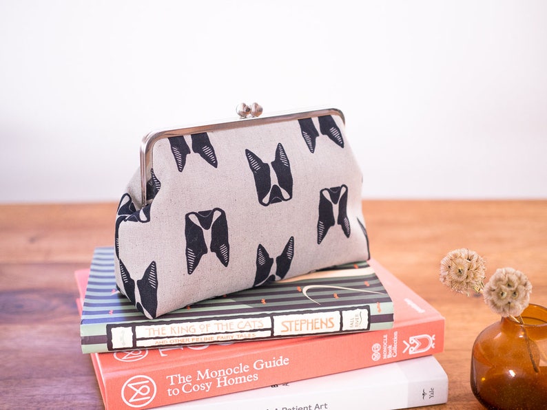 Cartera de mano con forma de perro, cartera con marco de metal plateado, regalo para amantes de los perros, bolso Boston Terrier, bolso de noche, regalos para ella imagen 2