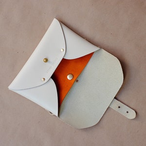 Cartera de mano de piel color crema con correa extraíble, cartera tipo sobre, bandolera, riñonera minimalista de piel, regalos únicos para ella imagen 4