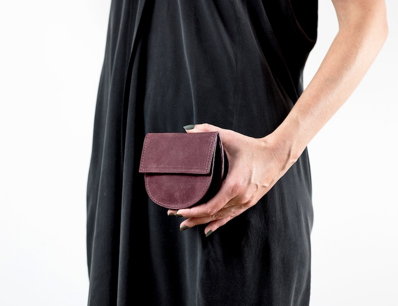 Cartera de piel con cremallera y diseño de media luna, monedero geométrico pequeño, cartera minimalista y elegante. imagen 9