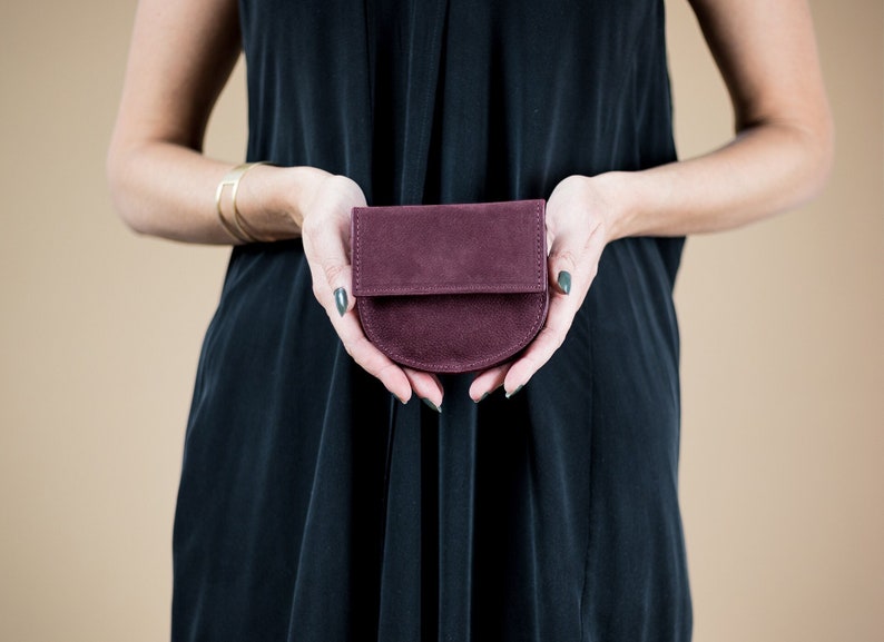 Cartera de piel con cremallera y diseño de media luna, monedero geométrico pequeño, cartera minimalista y elegante. Burgundy