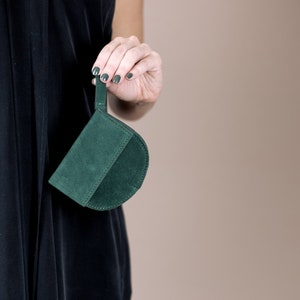 Cartera de piel con cremallera y diseño de media luna, monedero geométrico pequeño, cartera minimalista y elegante. imagen 6