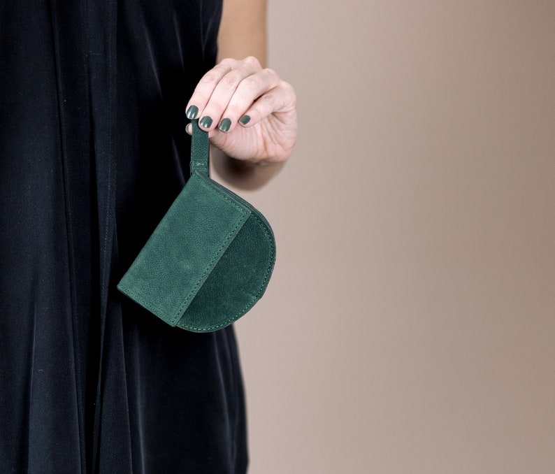 Cartera de piel con cremallera y diseño de media luna, monedero geométrico pequeño, cartera minimalista y elegante. imagen 6