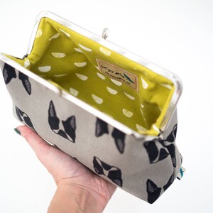 Cartera de mano con forma de perro, cartera con marco de metal plateado, regalo para amantes de los perros, bolso Boston Terrier, bolso de noche, regalos para ella imagen 3