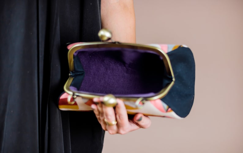 Cartera de mano colorida, cartera de noche, cartera con cierre de beso, cartera de mano con diseño floral minimalista, cartera con marco de metal, cartera con correa, regalos para ella imagen 7
