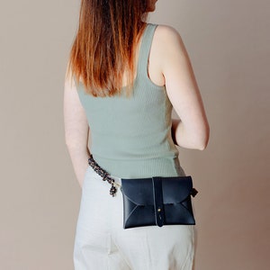 Cartera de mano de piel color crema con correa extraíble, cartera tipo sobre, bandolera, riñonera minimalista de piel, regalos únicos para ella imagen 8