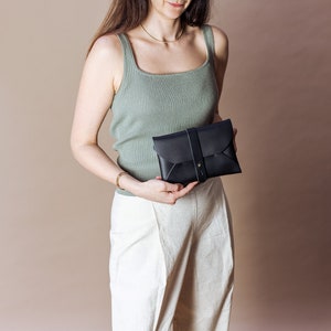 Cartera de mano de piel color crema con correa extraíble, cartera tipo sobre, bandolera, riñonera minimalista de piel, regalos únicos para ella imagen 6