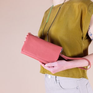 Cartera de piel fina para mujer, cartera con correa para la muñeca, cartera de mano rosa salmón, cartera minimalista tipo sobre con bolsillos con cremallera Coral