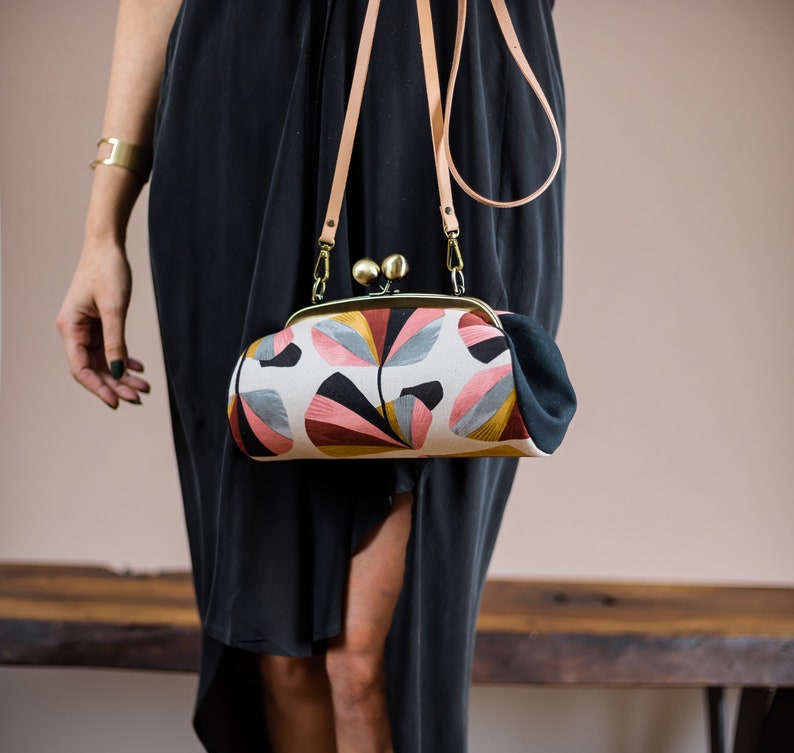 Cartera de mano colorida, cartera de noche, cartera con cierre de beso, cartera de mano con diseño floral minimalista, cartera con marco de metal, cartera con correa, regalos para ella imagen 2