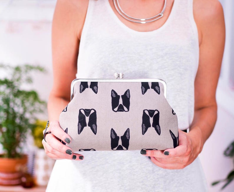 Cartera de mano con forma de perro, cartera con marco de metal plateado, regalo para amantes de los perros, bolso Boston Terrier, bolso de noche, regalos para ella imagen 1