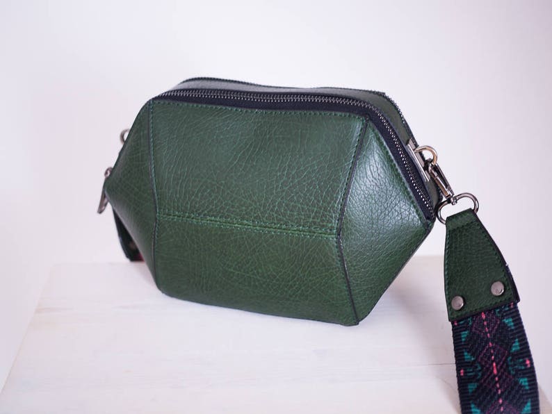 Womens Green Crossbody Bag, Vegan Leather Bag, Minimalist Geometric Shoulder Bag, Structured Bag, Unique Gifts for her zdjęcie 4