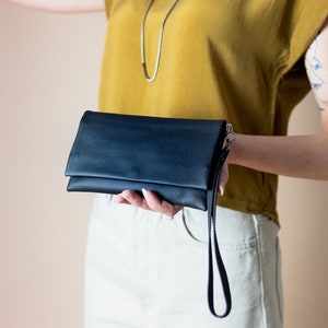 Cartera de cuero para mujer con correa para la muñeca, cartera plegable, billetera plegable, billetera minimalista tipo sobre con bolsillos con cremallera Negro