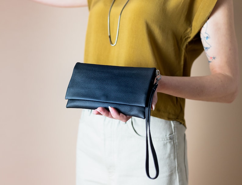 Cartera de cuero para mujer con correa para la muñeca, cartera plegable, billetera plegable, billetera minimalista tipo sobre con bolsillos con cremallera Negro