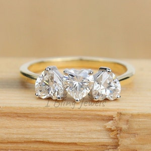 Anel de três pedras com coração de moissanita para o amor / Aliança de casamento em ouro branco para esposa / Anel de pedido de casamento com coração incolor / Anel de presente de aniversário