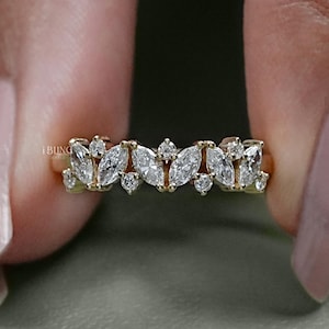 Peut inclure: Une bague en or avec une rangée de diamants de forme marquise sertis en forme de feuille.