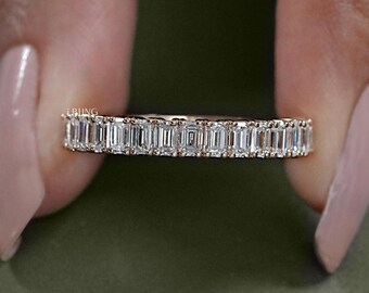 Fede nuziale con diamante sintetico taglio smeraldo / Anello impilabile con diamanti incastonati a griffe ecocompatibili / Anello a mezza eternità con diamanti CVD per regalo di nozze