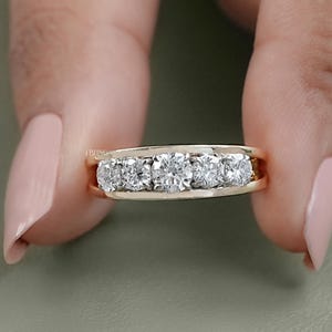 Rundslipad labbodlad diamant med fem stenar / 10K gult guld med split shank / Handgjord diamantlöftesring för henne