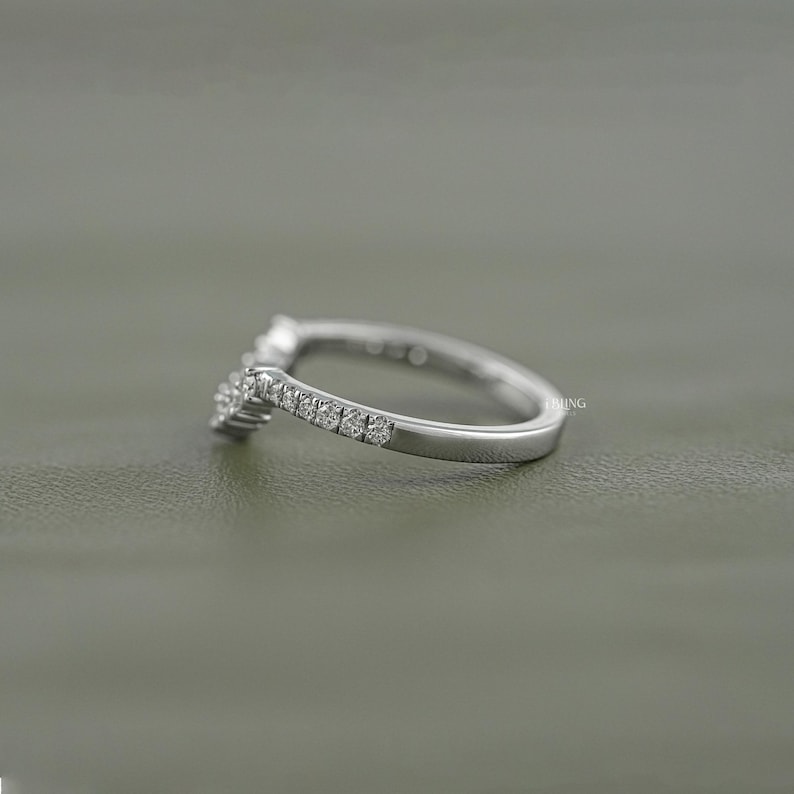 Round Cut Diamond Curved Wedding Band / EF-VS Eco-Friendly Diamond Anniversary Band  / Man-Made Diamond Engagement Band Gift  for Women