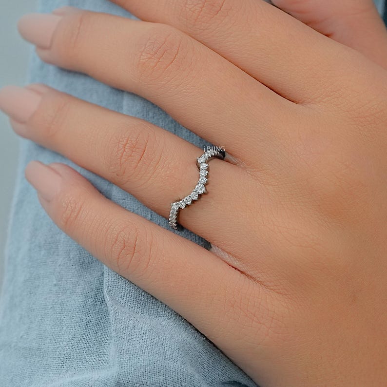 Round Cut Diamond Curved Wedding Band / EF-VS Eco-Friendly Diamond Anniversary Band  / Man-Made Diamond Engagement Band Gift  for Women