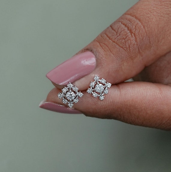 ラウンドカットのラボグロウンダイヤモンドクラスタースタッドピアス