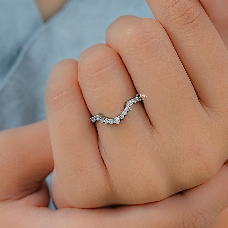 Round Cut Diamond Curved Wedding Band / EF-VS Eco-Friendly Diamond Anniversary Band  / Man-Made Diamond Engagement Band Gift  for Women
