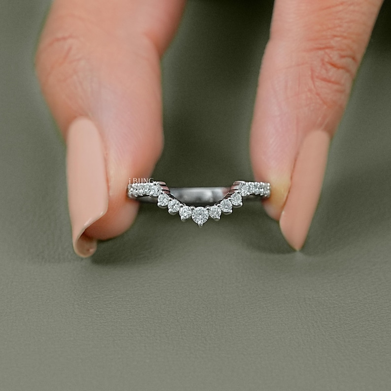 Round Cut Diamond Curved Wedding Band / EF-VS Eco-Friendly Diamond Anniversary Band  / Man-Made Diamond Engagement Band Gift  for Women