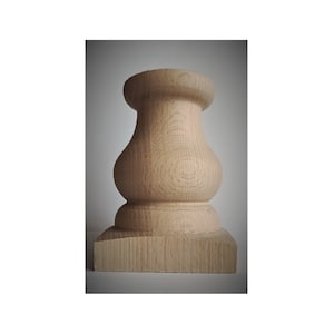 Op de afbeelding: Een houten meubelpoot met een bolle, afgeronde vorm en een vierkante basis. De poot is gemaakt van lichtbruin hout met een gladde afwerking.