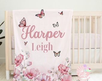 Couverture personnalisée pour bébé avec nom floral papillon | Couverture pour bébé rose sauvage | Cadeau fille | Baby shower : grossesse révélatrice | Chambre de bébé fleurs roses