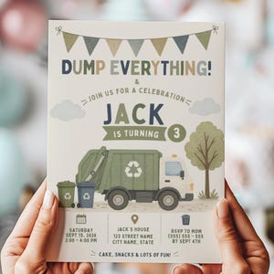 Op de afbeelding: Verjaardagsuitnodiging met een illustratie van een vuilniswagen. De tekst luidt "DUMP EVERYTHING!" en "JACK WORDT 3". Bevat evenementdetails en een RSVP-verzoek.