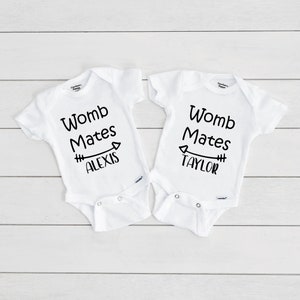 Combishorts Womb Mates®, grenouillères personnalisées jumelles®, cadeau pour bébé jumeau | Faire-part de jumeau drôle | Combinaisons assorties® | Jumeaux mignons Onesies®