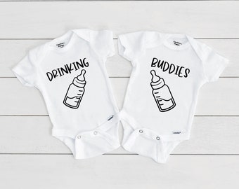 Drinking Buddies Onesies® BodySuit / Twin Onesies® / Regalo de bebé gemelo / Anuncio de gemelos divertido / Matching Onesies® Bebé / Lindo Twin Onesies®