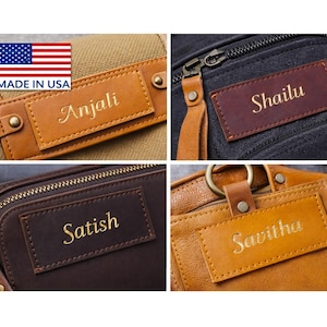 Peut inclure: Quatre articles en cuir avec des étiquettes nominatives personnalisées. Les noms "Anjali", "Shailu", "Satish" et "Savitha" sont brodés en or. Les articles sont de différentes couleurs, dont le marron, le noir et le beige. L'image comprend également un drapeau "Made in USA".