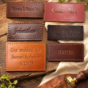 Puede incluir: Seis etiquetas rectangulares de cuero con bordes cosidos, que presentan varios nombres y textos en relieve, incluidos Travis J Watts Sr, Sadie Mae, Johnathan, TRISTEN PAUL MCGRATH, Our wedding day Samuel & Sharon 5/22/25 y el nombre WESTER.
