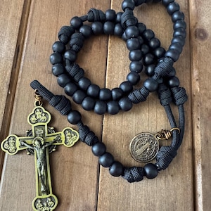 Paracord katholischer Rosenkranz, Benedikt-Medaille, katholischer Rosenkranz, 12 Apostel Kruzifix | Handgefertigt