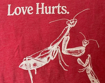 Love Hurts, Funny Praying Mantis Retro Vintage Ringer T-Shirt, Weird Random Shirt for Women, Man eater, Silly Shirt, Dark Humor Shirt, Crazy