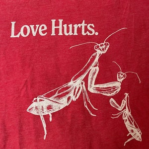 Love Hurts, Funny Praying Mantis Retro Vintage Ringer T-Shirt, Weird Random Shirt for Women, Man eater, Silly Shirt, Dark Humor Shirt, Crazy