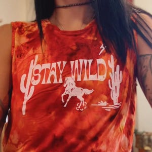 Camiseta de bambú teñida a mano - Gráfico de caballos salvajes - Ropa bohemia - Camiseta con gráfico occidental - Camiseta sin mangas de caballos salvajes - Ropa vaquera