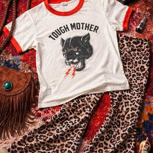 Camiseta Tough Mother Ringer: Estampado de pantera, camiseta retro para mamás.