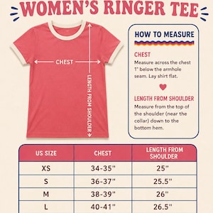 K&ouml;nnte beinhalten: Ein korallenfarbenes Ringer-T-Shirt mit cremefarbenen Abschl&uuml;ssen an Kragen und &Auml;rmeln. Das Bild enth&auml;lt eine Gr&ouml;&szlig;entabelle mit Ma&szlig;en in Zoll, beschriftet mit US-Gr&ouml;&szlig;en von XS bis 2XL, sowie Anleitungen zum Messen von Brustumfang und L&auml;nge.