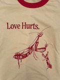 Love Hurts, Funny Praying Mantis Retro Vintage Ringer T-Shirt, Weird Random Shirt for Women, Man eater, Silly Shirt, Dark Humor Shirt, Crazy