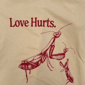 Love Hurts, Funny Praying Mantis Retro Vintage Ringer T-Shirt, Weird Random Shirt for Women, Man eater, Silly Shirt, Dark Humor Shirt, Crazy