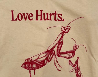 Love Hurts, Funny Praying Mantis Retro Vintage Ringer T-Shirt, Weird Random Shirt for Women, Man eater, Silly Shirt, Dark Humor Shirt, Crazy
