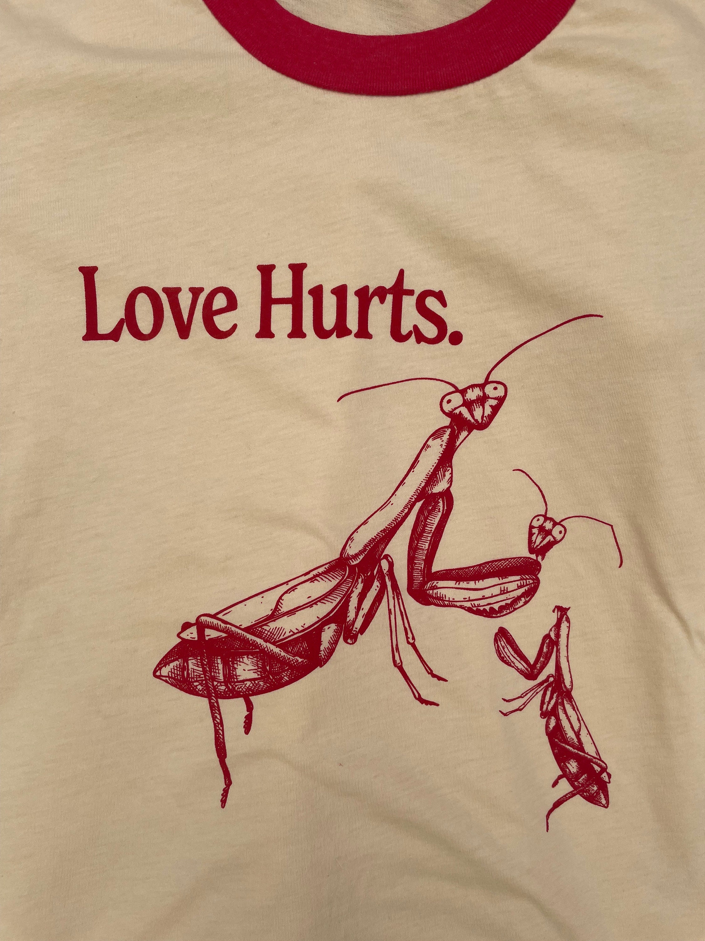Love Hurts, Funny Praying Mantis Retro Vintage Ringer T-shirt 