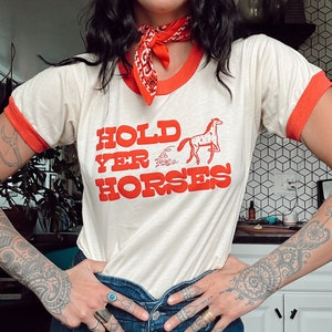 Camiseta gráfica Hold Yer Horses Red Ringer Tee, estética vaquera, top western, festival, ropa de mujer, ropa vintage, vaquera disco