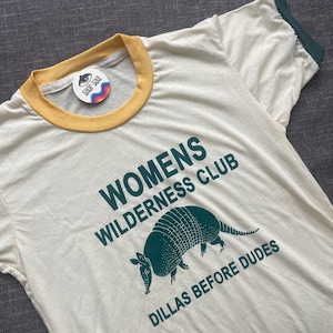 T-shirt rétro pour femmes Wilderness Club, Dillas, Western, T-shirt du sud-ouest, chemise tatou, t-shirt graphique amusant, chemise de randonnée