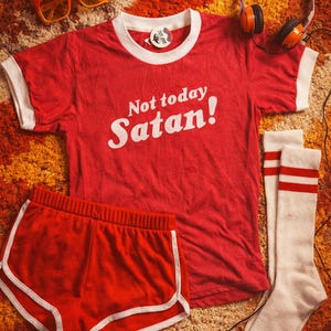Camiseta Not Today Satan Ringer: Camiseta gráfica retro divertida