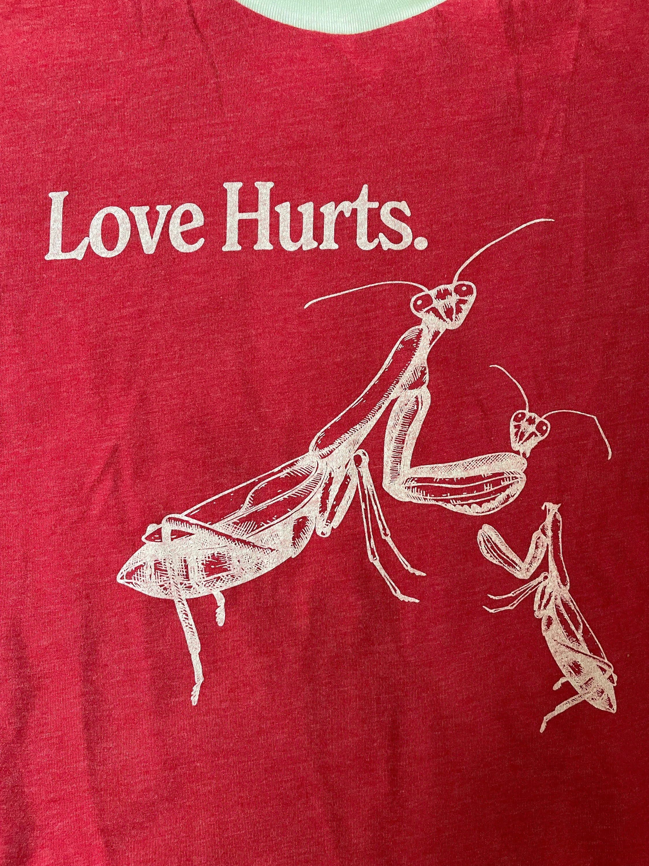 Love Hurts, Funny Praying Mantis Retro Vintage Ringer T-shirt 