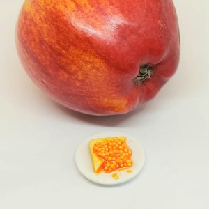 Fridge magnet plate of beans on toast