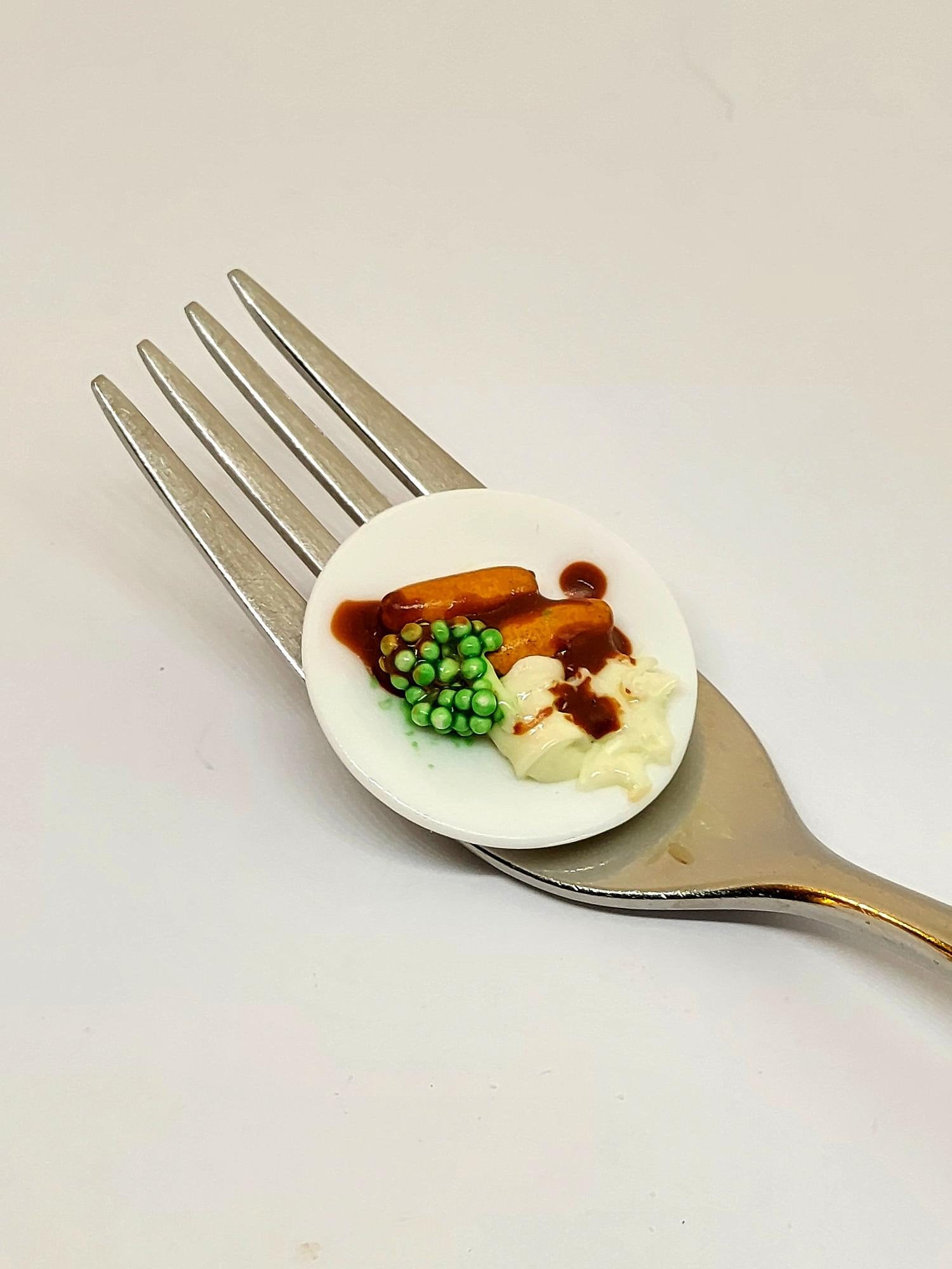 Fridge magnet sausage, mash and peas