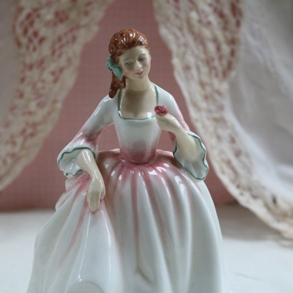 Superbe Figurine de Royal Doulton tendre Moment.  En excellent état 8" de haut HN3303 Peggy Davis